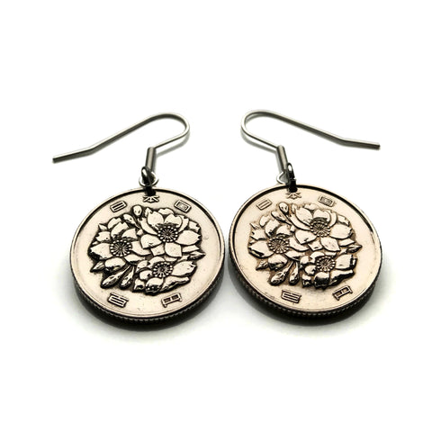 Japón Nippon 100 yenes moneda pendientes flores de cerezo sakura Tokio flor japonesa Yokohama Kobe Osaka Sapporo Nagoya Fukuoka Saitima Kyoto Sendai Okinawa Chiba Hiroshima Niigata Oita Gunma Nagasaki yaezakura e000081