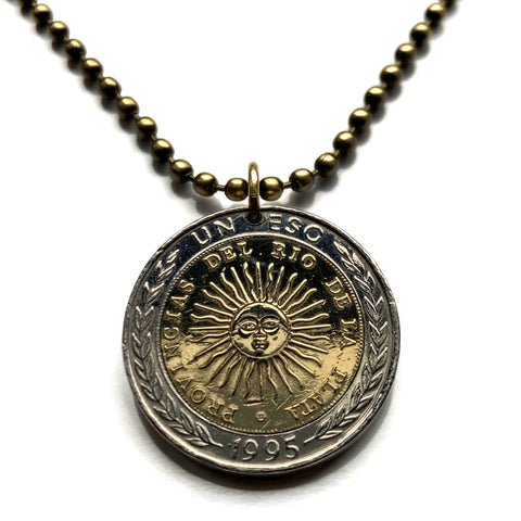 1995 Argentina 1 Peso coin pendant Sol de Mayo Río de la Plata Buenos Aires Córdoba Rosario Mendoza Tucumán La Plata Mar del Plata Salta San Juan Santa Fe Resistencia Santiago Estero Corrientes Posadas Quilmes Lanús Entre Rios Gaucho Patagonia n000481