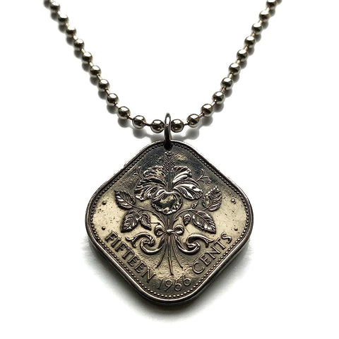 Colgante, collar, joyería, moneda de 15 centavos de Bahamas de 1975, flor de hibisco, planta con flores de Nassau, Andros, Exuma y Cayos, Junkanoo, Rose Island Beach, Rum Cay n000063
