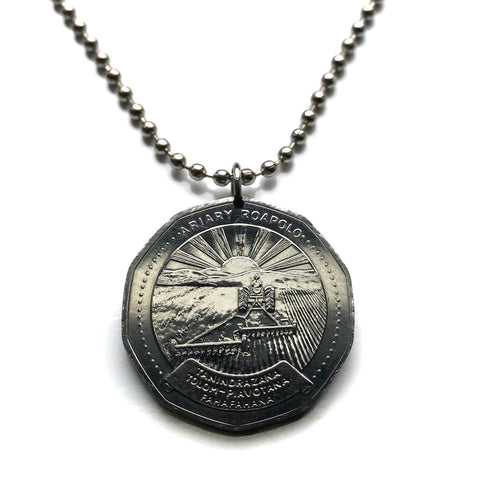 1992 Madagascar 20 Ariary coin pendant Malagasy farmer tractor Antananarivo Tana Toamasina Antsirabe Mahajanga Fianarantsoa Toliara Antsiranana Hell-Ville Sambava Taolagnaro Betsimisaraka Merina Betsileo Tsimihety Analamanga Atsinanana African n003769