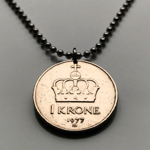 Norway Norge Noreg 1 Krone coin pendant necklace jewelry Norwegian crown Oslo Bergen Nynorsk Bokmål Stavanger Sandnes Nordic Scandinavian king queen Lillehammer Drammen Fredrikstad/Sarpsborg Hordaland Sami Norsemen Viking Trondheim Den norske løve n000173